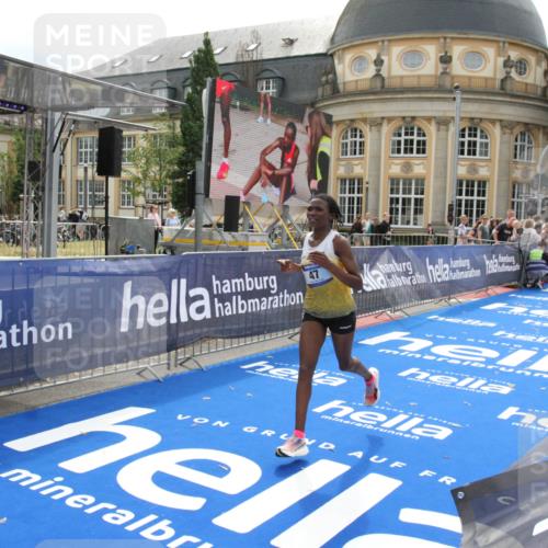29.06.2025 - hella hamburg halbmarathon Michael Strokosch http://msf.ph/oto/8410335 29.06.2025 10:12:24 Ziel 39, 47 meine-sportfotos.de