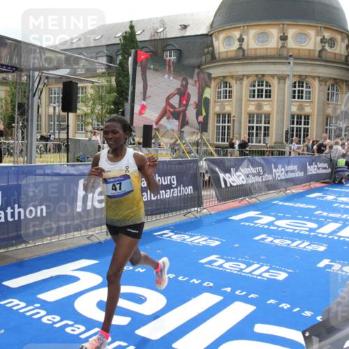 29.06.2025 - hella hamburg halbmarathon Michael Strokosch http://msf.ph/oto/8410341 29.06.2025 10:12:24 Ziel 39, 47 meine-sportfotos.de