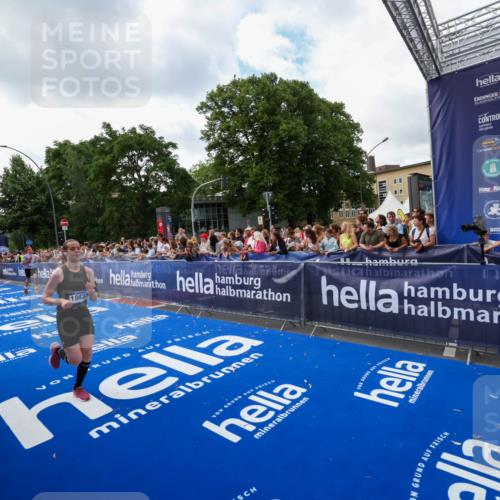 29.06.2025 - hella hamburg halbmarathon Zöllner http://msf.ph/oto/8410355 29.06.2025 10:44:47 Ziel 1941, 2970, 3004, 3785, 4270, 4915, 7325, 10669, 15185, 15233, 16834, 17251, 18437, 18868 meine-sportfotos.de