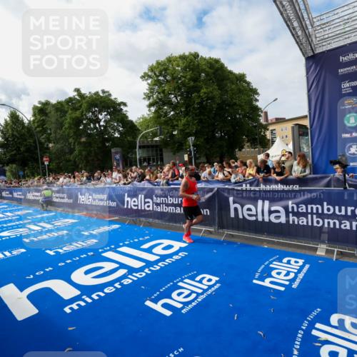 29.06.2025 - hella hamburg halbmarathon Zöllner http://msf.ph/oto/8410360 29.06.2025 10:20:25 Ziel 12373, 16245 meine-sportfotos.de