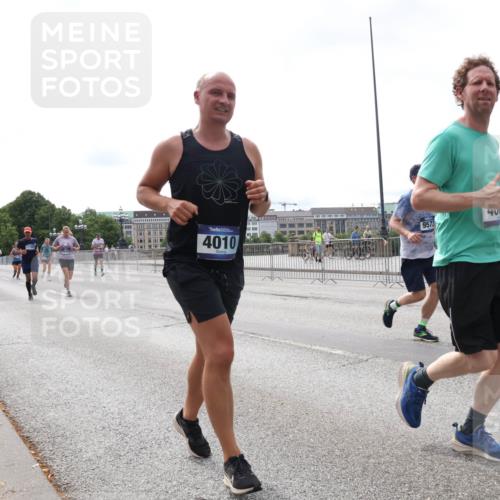29.06.2025 - hella hamburg halbmarathon Lena Gebhardt http://msf.ph/oto/8410366 29.06.2025 10:25:08 Lombardsbrücke 1740, 4010, 9573, 400, 1627, 1740, 2000, 2108, 2249, 2278, 3099, 3113, 3920, 3961, 3963, 4008, 4010, 4444, 5126, 5564, 5814, 6261, 6869, 7778, 8083, 8962, 9573, 9927, 10907, 11400, 11816, 11817, 11921, 13510, 14086, 14649, 14898, 15016, 15119, 15124, 15153, 15679, 15942, 16421, 16422, 17185, 17535, 17954, 18194, 18198 meine-sportfotos.de