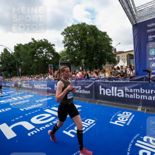 29.06.2025 - hella hamburg halbmarathon Zöllner http://msf.ph/oto/8410371 29.06.2025 10:44:48 Ziel 1941, 2970, 3004, 3785, 4270, 4915, 7325, 15185, 15233, 16834, 17251, 18437, 19207 meine-sportfotos.de