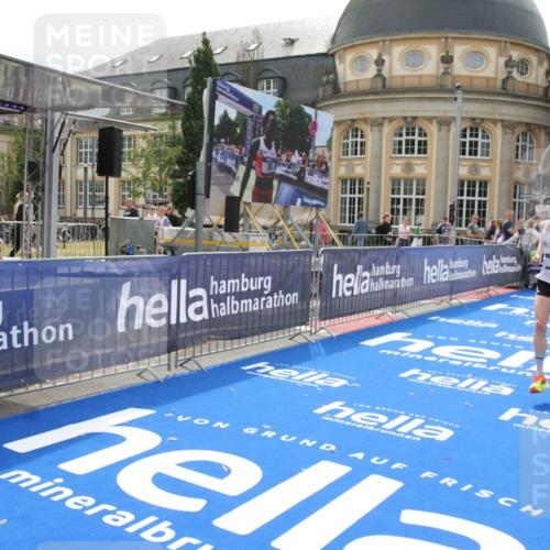 29.06.2025 - hella hamburg halbmarathon Michael Strokosch http://msf.ph/oto/8410372 29.06.2025 10:12:44 Ziel 28 meine-sportfotos.de