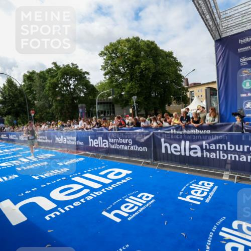 29.06.2025 - hella hamburg halbmarathon Zöllner http://msf.ph/oto/8410374 29.06.2025 10:20:29 Ziel 12373 meine-sportfotos.de