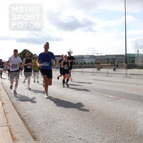 29.06.2025 - hella hamburg halbmarathon Lena Gebhardt http://msf.ph/oto/8410386 29.06.2025 09:50:12 Lombardsbrücke 895, 11767, 18275, 16648, 1343, 1615, 1675, 1688, 1800, 1803, 1975, 2324, 2415, 2568, 2573, 2826, 2949, 3332, 3431, 3530, 4303, 4318, 4398, 4528, 4823, 5248, 5409, 5436, 5791, 5803, 6123, 6458, 6649, 6682, 6704, 7495, 7774, 7796, 8450, 8629, 8925, 9017, 9116, 9264, 9265, 9294, 9296, 9302, 9365, 9711, 9979, 10218, 10680, 10894, 11379, 11765, 11767, 12292, 12327, 12540, 12554, 12839, 12895, 13141, 13457, 13725, 13800, 14077, 14204, 14374, 14560, 14688 meine-sportfotos.de