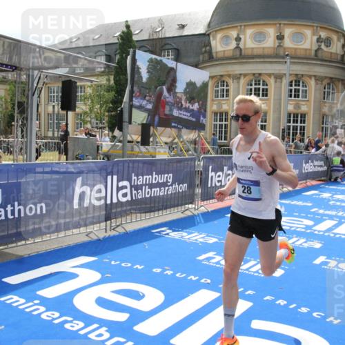29.06.2025 - hella hamburg halbmarathon Michael Strokosch http://msf.ph/oto/8410391 29.06.2025 10:12:45 Ziel 28 meine-sportfotos.de