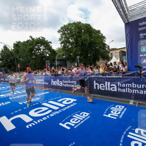 29.06.2025 - hella hamburg halbmarathon Zöllner http://msf.ph/oto/8410392 29.06.2025 10:44:50 Ziel 1941, 2970, 3004, 3098, 3785, 4270, 4915, 7056, 7167, 7325, 15185, 15233, 16834, 17251, 19207, 19210 meine-sportfotos.de