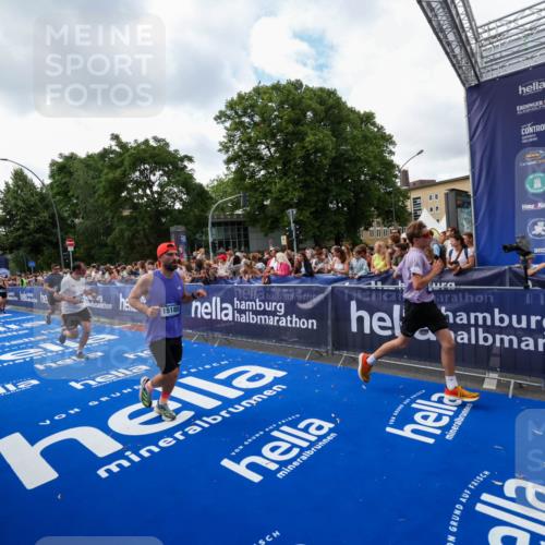 29.06.2025 - hella hamburg halbmarathon Zöllner http://msf.ph/oto/8410398 29.06.2025 10:44:50 Ziel 1941, 2970, 3004, 3098, 3785, 4270, 4915, 7056, 7167, 7325, 15185, 15233, 16834, 17251, 19207, 19210 meine-sportfotos.de