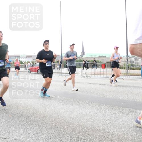29.06.2025 - hella hamburg halbmarathon Lena Gebhardt http://msf.ph/oto/8410421 29.06.2025 10:51:00 Lombardsbrücke 14767, 2200, 1773, 1129, 1203, 1208, 1404, 1478, 1930, 2200, 2202, 2358, 2380, 2859, 3184, 3229, 3647, 3838, 3934, 4156, 4642, 4652, 4695, 4713, 4771, 4848, 4920, 5131, 5286, 5289, 5530, 6178, 7012, 7133, 7141, 7161, 7770, 7771, 7825, 7938, 8200, 8410, 8779, 8833, 8834, 8986, 9096, 9166, 9167, 9168, 9933, 10029, 10437, 10552, 10614, 10636, 11052, 11252, 11577, 12392, 12393, 14534, 15017, 15416 meine-sportfotos.de
