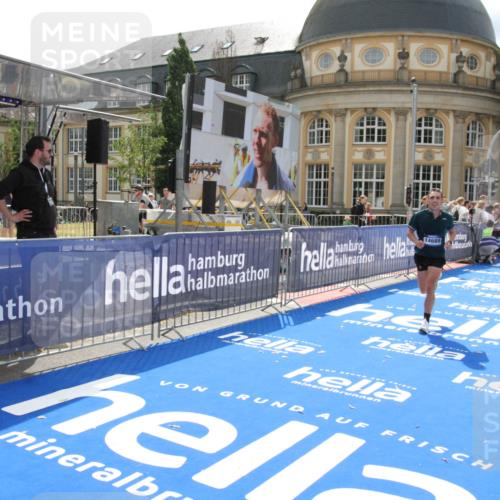 29.06.2025 - hella hamburg halbmarathon Michael Strokosch http://msf.ph/oto/8410425 29.06.2025 10:14:01 Ziel 31, 42, 14689 meine-sportfotos.de