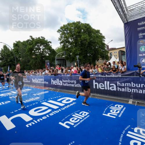 29.06.2025 - hella hamburg halbmarathon Zöllner http://msf.ph/oto/8410426 29.06.2025 10:44:52 Ziel 1941, 2098, 2970, 3004, 3098, 3785, 4270, 4915, 7056, 7167, 7325, 9720, 12161, 16834, 17251, 19207, 19210 meine-sportfotos.de