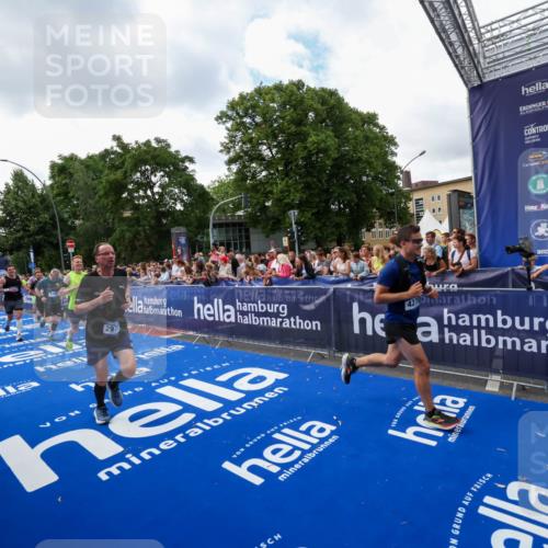29.06.2025 - hella hamburg halbmarathon Zöllner http://msf.ph/oto/8410433 29.06.2025 10:44:53 Ziel 1941, 2098, 2970, 3004, 3098, 3785, 4270, 4425, 4915, 7056, 7167, 7325, 9720, 12161, 16834, 17406, 18631, 19207, 19210 meine-sportfotos.de