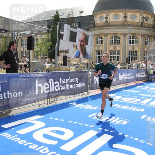 29.06.2025 - hella hamburg halbmarathon Michael Strokosch http://msf.ph/oto/8410434 29.06.2025 10:14:01 Ziel 31, 42, 14689 meine-sportfotos.de
