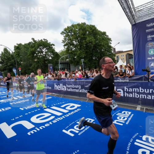 29.06.2025 - hella hamburg halbmarathon Zöllner http://msf.ph/oto/8410447 29.06.2025 10:44:53 Ziel 1941, 2098, 2970, 3004, 3098, 3785, 4270, 4425, 4915, 7056, 7167, 7325, 9720, 12161, 16834, 17406, 18631, 19207, 19210 meine-sportfotos.de