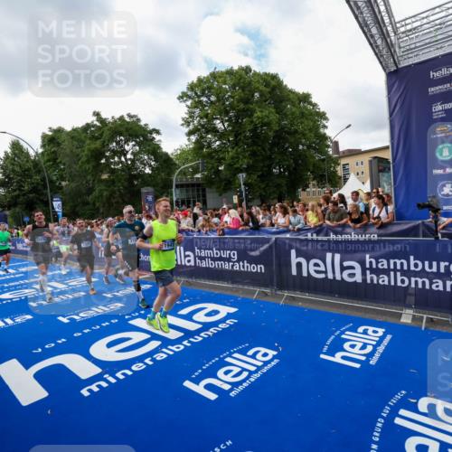 29.06.2025 - hella hamburg halbmarathon Zöllner http://msf.ph/oto/8410453 29.06.2025 10:44:54 Ziel 1941, 2098, 2970, 3004, 3098, 3785, 4425, 4915, 7056, 7167, 7325, 9720, 12161, 16834, 17406, 18631, 19207, 19210 meine-sportfotos.de