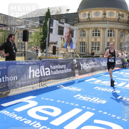 29.06.2025 - hella hamburg halbmarathon Michael Strokosch http://msf.ph/oto/8410460 29.06.2025 10:14:03 Ziel 31, 42, 14689 meine-sportfotos.de