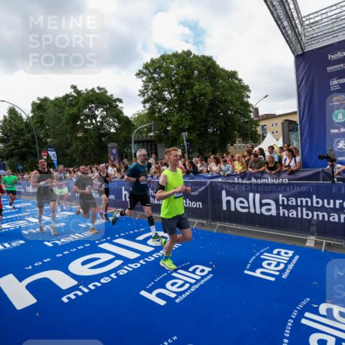 29.06.2025 - hella hamburg halbmarathon Zöllner http://msf.ph/oto/8410464 29.06.2025 10:44:54 Ziel 1941, 2098, 2970, 3004, 3098, 3785, 4425, 4915, 7056, 7167, 7325, 9720, 12161, 16834, 17406, 18631, 19207, 19210 meine-sportfotos.de