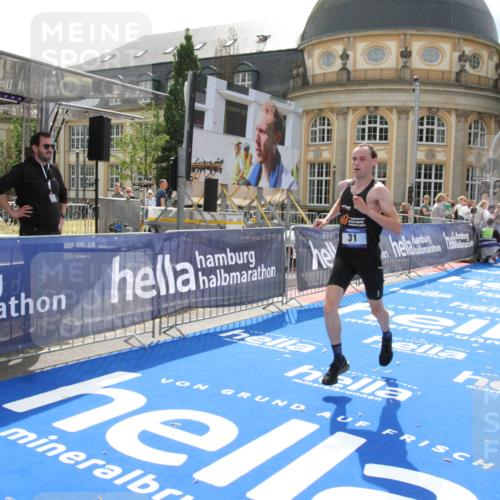 29.06.2025 - hella hamburg halbmarathon Michael Strokosch http://msf.ph/oto/8410467 29.06.2025 10:14:03 Ziel 31, 42, 14689 meine-sportfotos.de