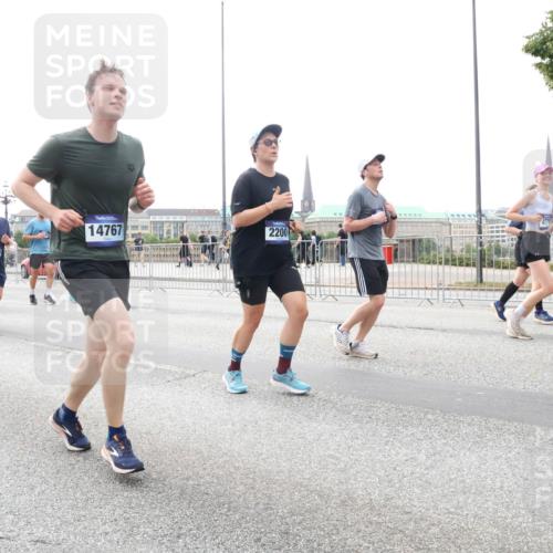 29.06.2025 - hella hamburg halbmarathon Lena Gebhardt http://msf.ph/oto/8410488 29.06.2025 10:51:00 Lombardsbrücke 17648, 14767, 2200, 1129, 1203, 1208, 1404, 1478, 1930, 2200, 2202, 2358, 2380, 2859, 3184, 3229, 3647, 3838, 3934, 4156, 4642, 4652, 4695, 4713, 4771, 4848, 4920, 5131, 5286, 5289, 5530, 6178, 7012, 7133, 7141, 7161, 7770, 7771, 7825, 7938, 8200, 8410, 8779, 8833, 8834, 8986, 9096, 9166, 9167, 9168, 9933, 10029, 10437, 10552, 10614, 10636, 11052, 11252, 11577, 12392, 12393, 14534, 15017, 15416 meine-sportfotos.de