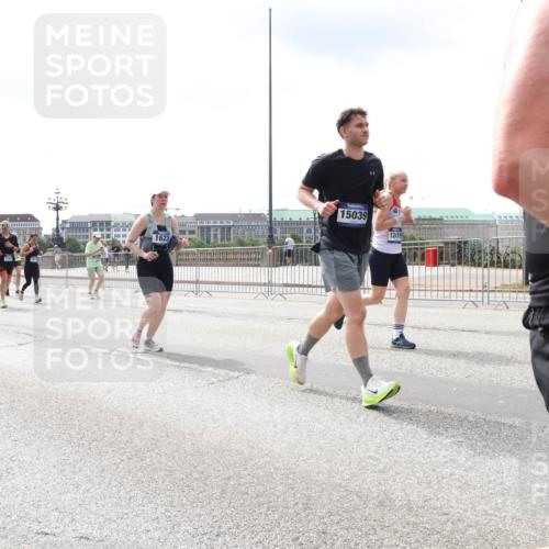29.06.2025 - hella hamburg halbmarathon Lena Gebhardt http://msf.ph/oto/8410492 29.06.2025 10:41:44 Lombardsbrücke 1623, 15039, 12419, 1314, 1509, 1536, 1542, 1623, 1648, 1712, 2153, 2229, 2258, 3326, 3344, 3459, 3460, 3532, 3533, 3568, 3623, 4415, 4541, 4610, 4787, 5432, 5688, 5689, 5928, 5942, 6137, 6153, 6250, 6320, 6430, 6436, 6450, 6618, 6793, 6846, 6894, 7022, 7023, 7477, 7955, 7968, 8004, 8162, 8163, 8293, 8300, 8301, 8443, 8586, 8848, 8897, 8908, 8992, 9467, 9588, 10181, 10348, 10483, 10623, 11011, 11166 meine-sportfotos.de