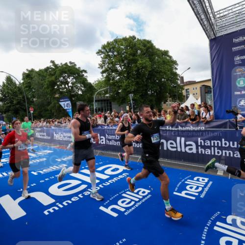 29.06.2025 - hella hamburg halbmarathon Zöllner http://msf.ph/oto/8410503 29.06.2025 10:44:55 Ziel 1941, 2098, 2890, 3004, 3098, 3785, 4425, 4915, 7056, 7167, 7325, 9030, 9720, 12161, 16834, 17382, 17406, 18631, 19207, 19210 meine-sportfotos.de