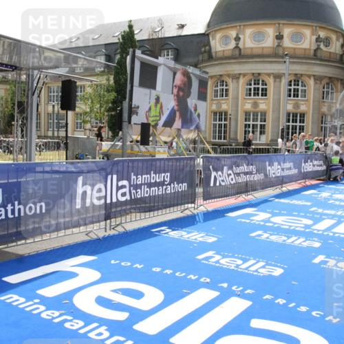 29.06.2025 - hella hamburg halbmarathon Michael Strokosch http://msf.ph/oto/8410506 29.06.2025 10:14:31 Ziel 19227 meine-sportfotos.de