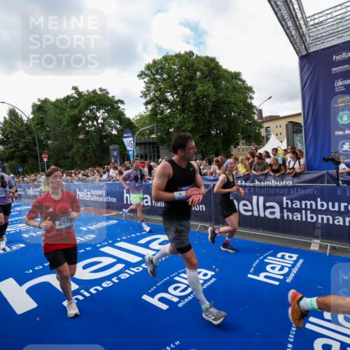 29.06.2025 - hella hamburg halbmarathon Zöllner http://msf.ph/oto/8410512 29.06.2025 10:44:55 Ziel 1941, 2098, 2890, 3004, 3098, 3785, 4425, 4915, 7056, 7167, 7325, 9030, 9720, 12161, 16834, 17382, 17406, 18631, 19207, 19210 meine-sportfotos.de