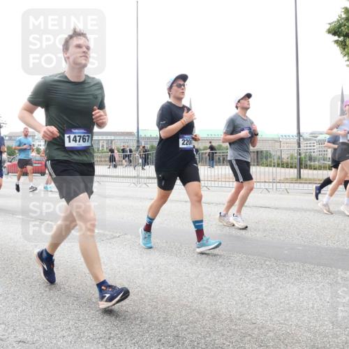 29.06.2025 - hella hamburg halbmarathon Lena Gebhardt http://msf.ph/oto/8410519 29.06.2025 10:51:00 Lombardsbrücke 17648, 14767, 2200, 4771, 1129, 1203, 1208, 1404, 1478, 1930, 2200, 2202, 2358, 2380, 2859, 3184, 3229, 3647, 3838, 3934, 4156, 4642, 4652, 4695, 4713, 4771, 4848, 4920, 5131, 5286, 5289, 5530, 6178, 7012, 7133, 7141, 7161, 7770, 7771, 7825, 7938, 8200, 8410, 8779, 8833, 8834, 8986, 9096, 9166, 9167, 9168, 9933, 10029, 10437, 10552, 10614, 10636, 11052, 11252, 11577, 12392, 12393, 14534, 15017, 15416 meine-sportfotos.de