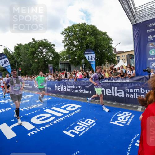 29.06.2025 - hella hamburg halbmarathon Zöllner http://msf.ph/oto/8410526 29.06.2025 10:44:56 Ziel 1520, 2098, 2890, 3004, 3098, 4425, 4915, 7056, 7167, 7325, 9030, 9720, 12161, 16834, 17382, 17406, 18055, 18631, 19207, 19210 meine-sportfotos.de