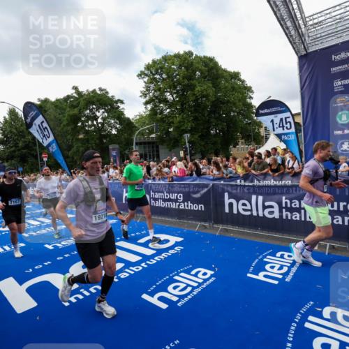 29.06.2025 - hella hamburg halbmarathon Zöllner http://msf.ph/oto/8410544 29.06.2025 10:44:57 Ziel 1424, 1520, 2098, 2890, 3098, 4425, 7056, 7167, 9030, 9720, 12161, 17382, 17406, 18055, 18631, 19207, 19210 meine-sportfotos.de