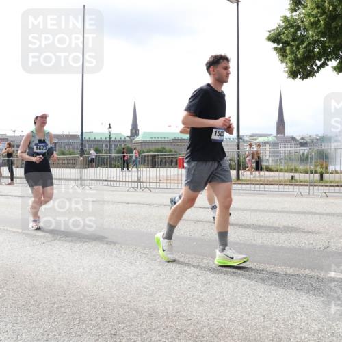 29.06.2025 - hella hamburg halbmarathon Lena Gebhardt http://msf.ph/oto/8410547 29.06.2025 10:41:45 Lombardsbrücke 1623, 1503, 1039, 1314, 1509, 1536, 1542, 1623, 1648, 1712, 2153, 2258, 3326, 3344, 3459, 3460, 3532, 3533, 3568, 3623, 4415, 4541, 4610, 4735, 4736, 4787, 5432, 5688, 5689, 5928, 5942, 6137, 6153, 6250, 6320, 6430, 6436, 6450, 6618, 6793, 6846, 6894, 7022, 7023, 7477, 7955, 7968, 8004, 8162, 8163, 8300, 8301, 8443, 8586, 8848, 8897, 8908, 8992, 9223, 9467, 9588, 10181, 10348, 10483, 10623, 11011, 11166 meine-sportfotos.de