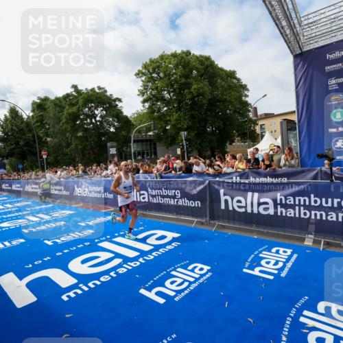 29.06.2025 - hella hamburg halbmarathon Zöllner http://msf.ph/oto/8410550 29.06.2025 10:20:41 Ziel 14360, 15526 meine-sportfotos.de
