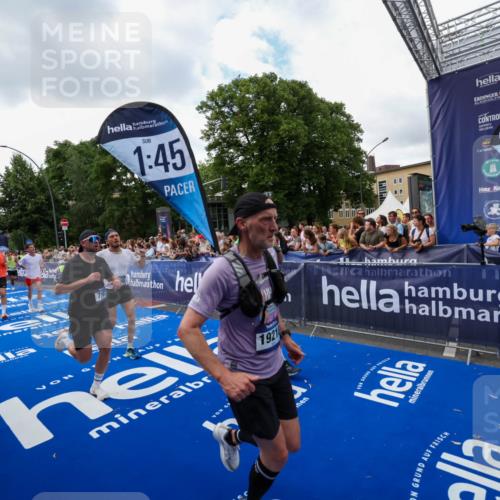 29.06.2025 - hella hamburg halbmarathon Zöllner http://msf.ph/oto/8410551 29.06.2025 10:44:57 Ziel 1424, 1520, 2098, 2890, 3098, 4425, 7056, 7167, 9030, 9720, 12161, 17382, 17406, 18055, 18631, 19207, 19210 meine-sportfotos.de