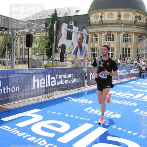 29.06.2025 - hella hamburg halbmarathon Michael Strokosch http://msf.ph/oto/8410556 29.06.2025 10:14:34 Ziel 19227 meine-sportfotos.de