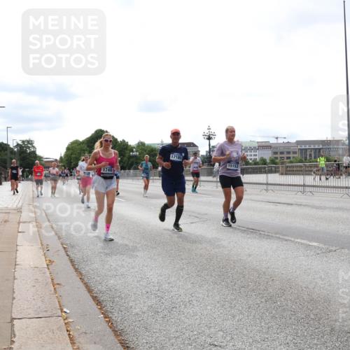 29.06.2025 - hella hamburg halbmarathon Lena Gebhardt http://msf.ph/oto/8410557 29.06.2025 10:25:11 Lombardsbrücke 1740, 17185, 15153, 1627, 1740, 2000, 2108, 2249, 2278, 3920, 3961, 3963, 4008, 4010, 4444, 5126, 5564, 5814, 6869, 7778, 8083, 8962, 9573, 9927, 11157, 11400, 11662, 11816, 11817, 11921, 13510, 14086, 14649, 14898, 15016, 15119, 15124, 15153, 15679, 15942, 16421, 16422, 17185, 17535, 17954, 18194, 18198 meine-sportfotos.de