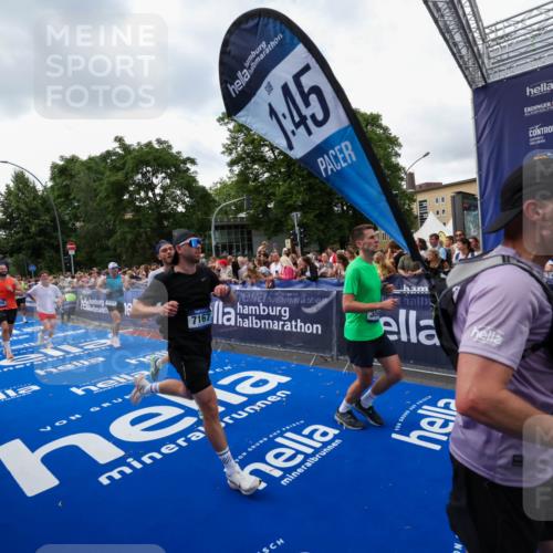 29.06.2025 - hella hamburg halbmarathon Zöllner http://msf.ph/oto/8410559 29.06.2025 10:44:57 Ziel 1424, 1520, 2098, 2890, 3098, 4425, 7056, 7167, 9030, 9720, 12161, 17382, 17406, 18055, 18631, 19207, 19210 meine-sportfotos.de