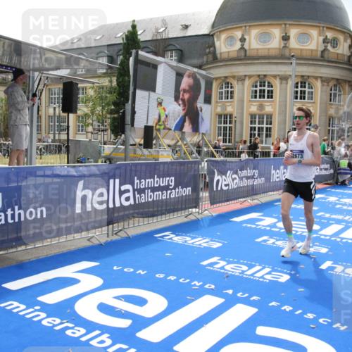 29.06.2025 - hella hamburg halbmarathon Michael Strokosch http://msf.ph/oto/8410564 29.06.2025 10:15:36 Ziel 12673 meine-sportfotos.de
