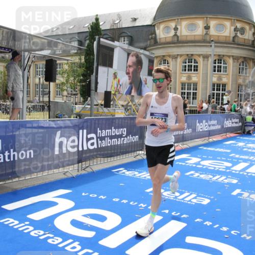 29.06.2025 - hella hamburg halbmarathon Michael Strokosch http://msf.ph/oto/8410573 29.06.2025 10:15:37 Ziel 12673 meine-sportfotos.de