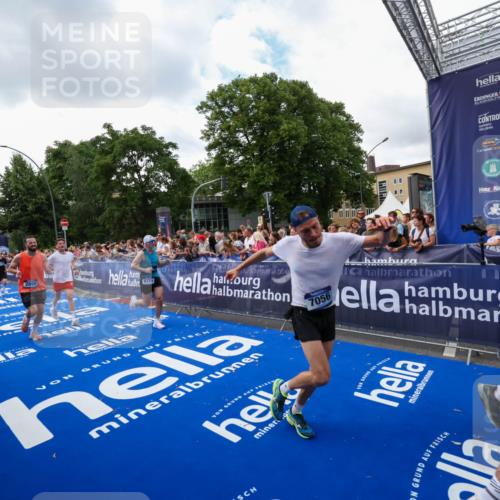 29.06.2025 - hella hamburg halbmarathon Zöllner http://msf.ph/oto/8410575 29.06.2025 10:44:58 Ziel 1424, 1520, 2098, 2890, 3098, 4425, 7056, 7167, 9030, 9720, 12161, 16058, 17382, 17406, 17544, 18055, 18631, 19210 meine-sportfotos.de
