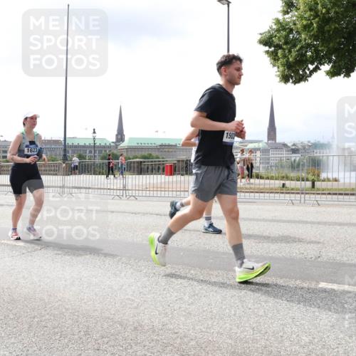 29.06.2025 - hella hamburg halbmarathon Lena Gebhardt http://msf.ph/oto/8410586 29.06.2025 10:41:45 Lombardsbrücke 1623, 1503, 1039, 1314, 1509, 1536, 1542, 1623, 1648, 1712, 2153, 2258, 3326, 3344, 3459, 3460, 3532, 3533, 3568, 3623, 4415, 4541, 4610, 4735, 4736, 4787, 5432, 5688, 5689, 5928, 5942, 6137, 6153, 6250, 6320, 6430, 6436, 6450, 6618, 6793, 6846, 6894, 7022, 7023, 7477, 7955, 7968, 8004, 8162, 8163, 8300, 8301, 8443, 8586, 8848, 8897, 8908, 8992, 9223, 9467, 9588, 10181, 10348, 10483, 10623, 11011, 11166 meine-sportfotos.de