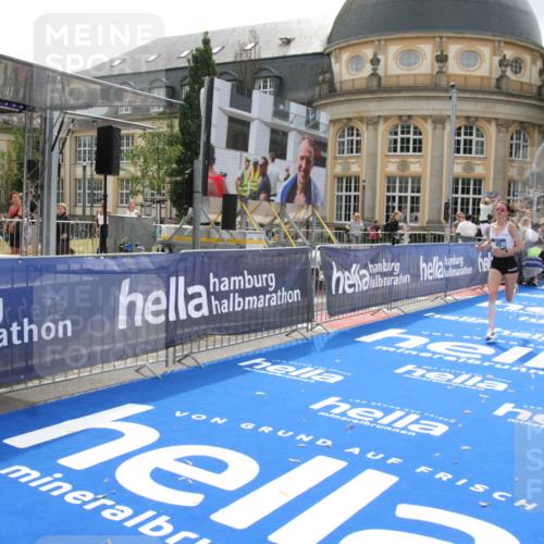 29.06.2025 - hella hamburg halbmarathon Michael Strokosch http://msf.ph/oto/8410594 29.06.2025 10:15:49 Ziel 45 meine-sportfotos.de