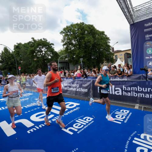 29.06.2025 - hella hamburg halbmarathon Zöllner http://msf.ph/oto/8410596 29.06.2025 10:44:59 Ziel 1424, 1520, 2098, 2890, 4425, 9030, 9720, 12161, 16058, 17382, 17406, 17544, 18055, 18631 meine-sportfotos.de