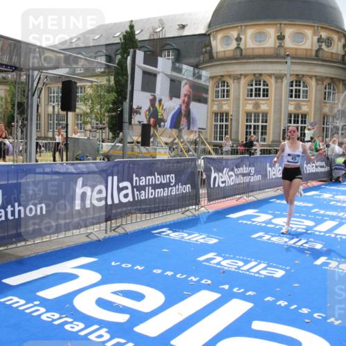 29.06.2025 - hella hamburg halbmarathon Michael Strokosch http://msf.ph/oto/8410602 29.06.2025 10:15:50 Ziel 45 meine-sportfotos.de