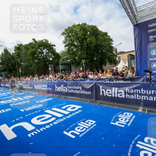 29.06.2025 - hella hamburg halbmarathon Zöllner http://msf.ph/oto/8410608 29.06.2025 10:20:48 Ziel 14360, 16988, 17402 meine-sportfotos.de