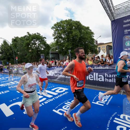 29.06.2025 - hella hamburg halbmarathon Zöllner http://msf.ph/oto/8410609 29.06.2025 10:44:59 Ziel 1424, 1520, 2098, 2890, 4425, 9030, 9720, 12161, 16058, 17382, 17406, 17544, 18055, 18631 meine-sportfotos.de