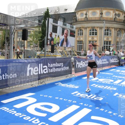 29.06.2025 - hella hamburg halbmarathon Michael Strokosch http://msf.ph/oto/8410611 29.06.2025 10:15:50 Ziel 45 meine-sportfotos.de
