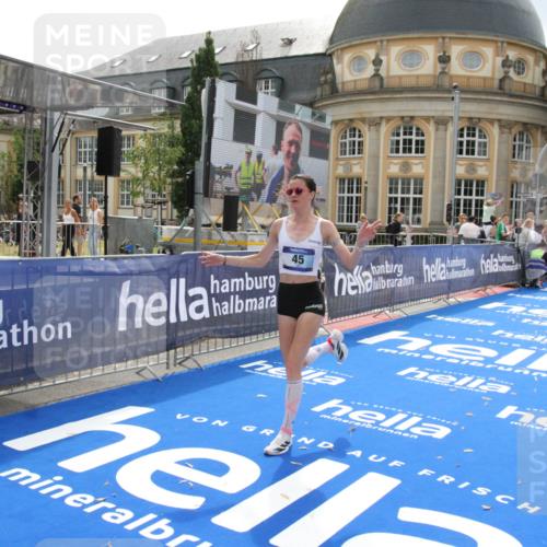 29.06.2025 - hella hamburg halbmarathon Michael Strokosch http://msf.ph/oto/8410617 29.06.2025 10:15:50 Ziel 45 meine-sportfotos.de