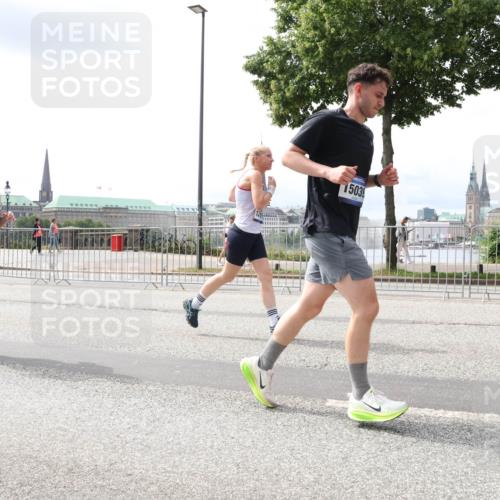 29.06.2025 - hella hamburg halbmarathon Lena Gebhardt http://msf.ph/oto/8410619 29.06.2025 10:41:45 Lombardsbrücke 1623, 15039, 1039, 1314, 1509, 1536, 1542, 1623, 1648, 1712, 2153, 2258, 3326, 3344, 3459, 3460, 3532, 3533, 3568, 3623, 4415, 4541, 4610, 4735, 4736, 4787, 5432, 5688, 5689, 5928, 5942, 6137, 6153, 6250, 6320, 6430, 6436, 6450, 6618, 6793, 6846, 6894, 7022, 7023, 7477, 7955, 7968, 8004, 8162, 8163, 8300, 8301, 8443, 8586, 8848, 8897, 8908, 8992, 9223, 9467, 9588, 10181, 10348, 10483, 10623, 11011, 11166 meine-sportfotos.de