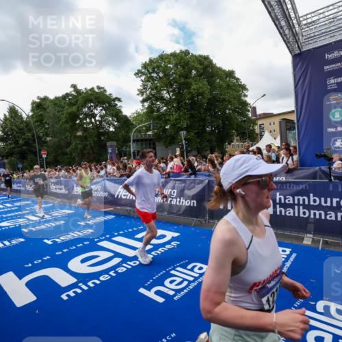 29.06.2025 - hella hamburg halbmarathon Zöllner http://msf.ph/oto/8410620 29.06.2025 10:45:00 Ziel 1171, 1424, 1520, 2098, 2890, 4425, 9030, 9720, 12161, 16058, 17381, 17382, 17406, 17544, 18055, 18631 meine-sportfotos.de