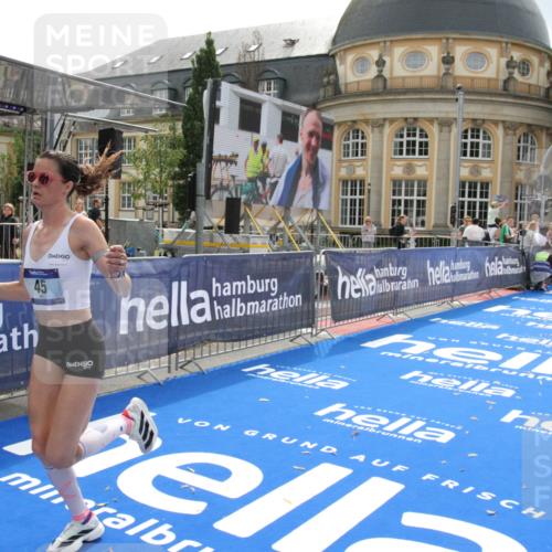 29.06.2025 - hella hamburg halbmarathon Michael Strokosch http://msf.ph/oto/8410625 29.06.2025 10:15:51 Ziel 45 meine-sportfotos.de